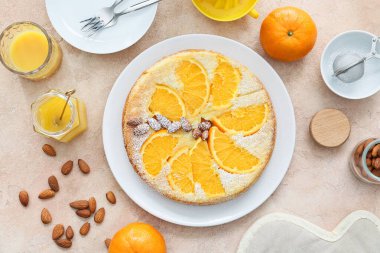 Lezzetli portakal turtası ve renk arkaplanı içerikli tabak.