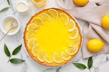 Açık arkaplanda lezzetli limonlu turta tabağı