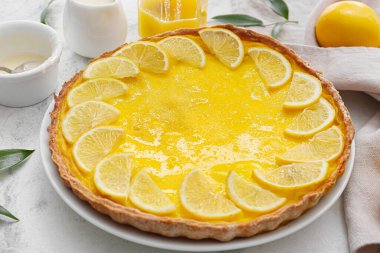 Hafif arka planda lezzetli limonlu turta tabağı, yakın plan.