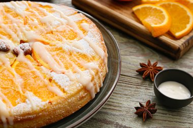 Ahşap arka planda lezzetli turtalı tabak, yakın plan.