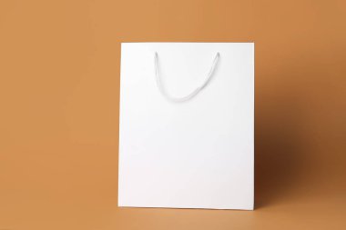 Renk arkaplanındaki boş kağıt torba