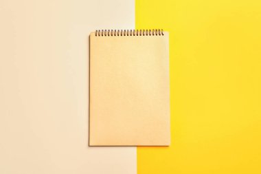 Renk arkaplanı üzerinde boş bir defter aç