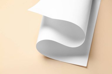 Renk arkaplanı üzerine rulo kağıt sayfa