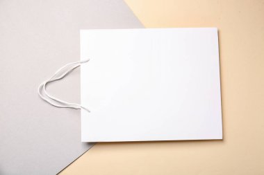 Renk arkaplanındaki boş kağıt torba