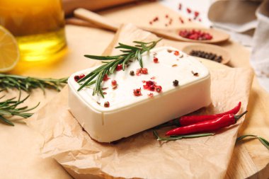 Açık arkaplanlı beyaz peynirli ve baharatlı pano