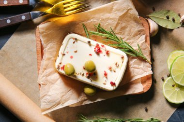 Masada beyaz peynir, baharat ve zeytin var.