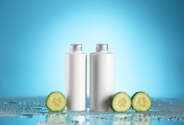 Kozmetik ürünleri şişeleri ve renk arka planında salatalık kesimi