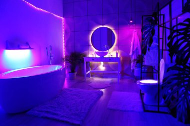 Neon ışıklı şık bir banyo.