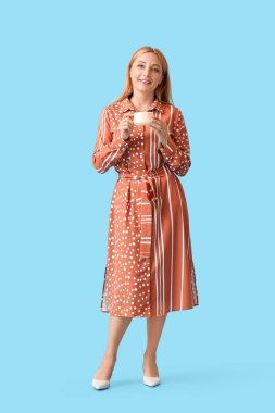 Renkli kahve fincanı olan güzel olgun bir kadın.