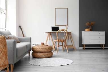 Modern işyerine sahip oturma odasının içi.