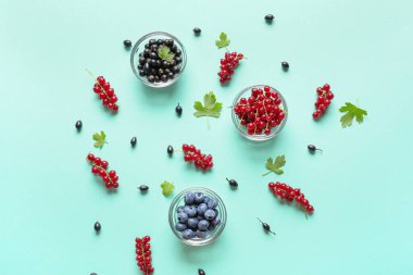 Arka planda farklı olgun böğürtlenli kaseler