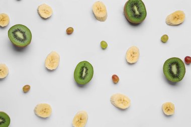 Beyaz arka planda farklı egzotik meyveler