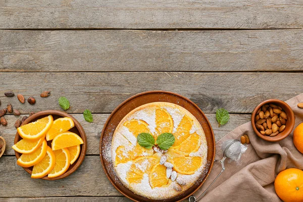 배경에 맛있는 오렌지 파이와 재료를 곁들여 놓는다 — 스톡 사진