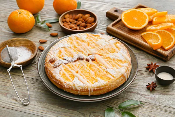Bord Met Lekkere Sinaasappeltaart Ingrediënten Houten Ondergrond — Stockfoto