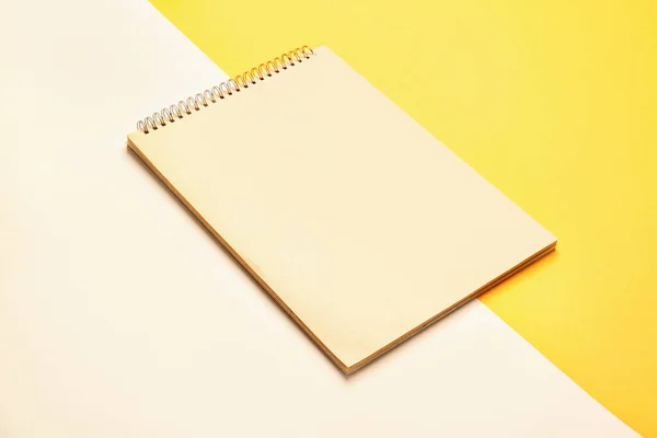 Κενό Ανοικτό Σημειωματάριο Στο Φόντο Χρώματος — Φωτογραφία Αρχείου