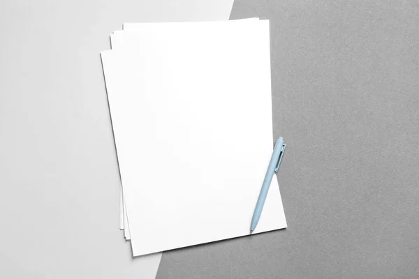 Пустая Бумага Ручка Сером Фоне — стоковое фото