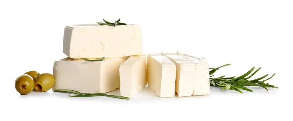 Beyaz Arkaplanda Feta Peyniri Biberiye Zeytin Kes — Stok fotoğraf