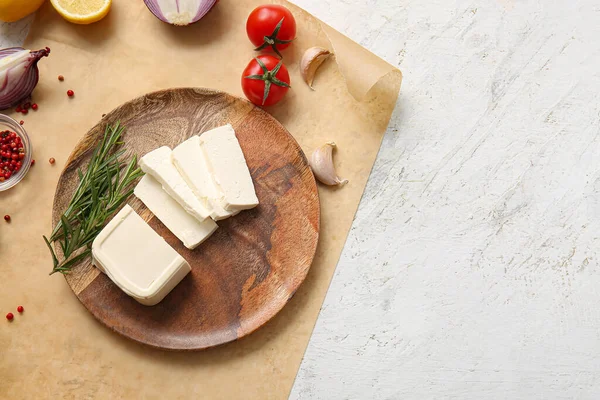 Açık Arkaplanda Kesilmiş Peynir Baharatlı Tabak — Stok fotoğraf