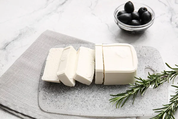 Tabuleiro Com Queijo Feta Azeitonas Alecrim Sobre Fundo Claro — Fotografia de Stock