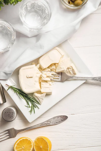 Hafif Ahşap Arka Planda Ezilmiş Peynir Biberiyeli Tabak — Stok fotoğraf