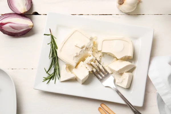 Prato Com Queijo Feta Esmagado Fundo Madeira Claro — Fotografia de Stock