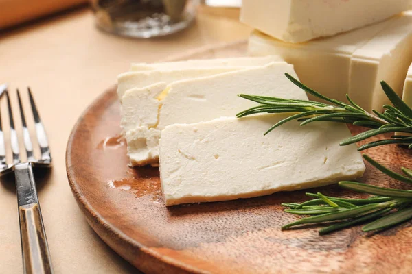 Tahta Arka Planda Kesilmiş Peynir Biberiyeli Tabak — Stok fotoğraf