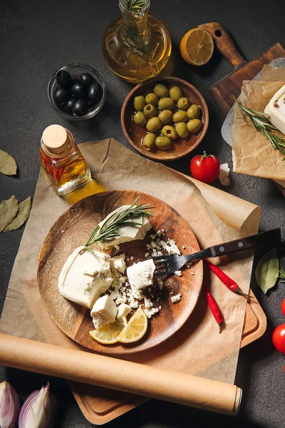 Assiette Avec Fromage Feta Concassé Sur Fond Sombre — Photo