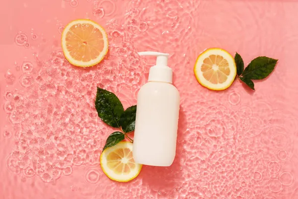 Flasche Kosmetikprodukt Mit Orange Und Blättern Wasser Auf Farbigem Hintergrund — Stockfoto