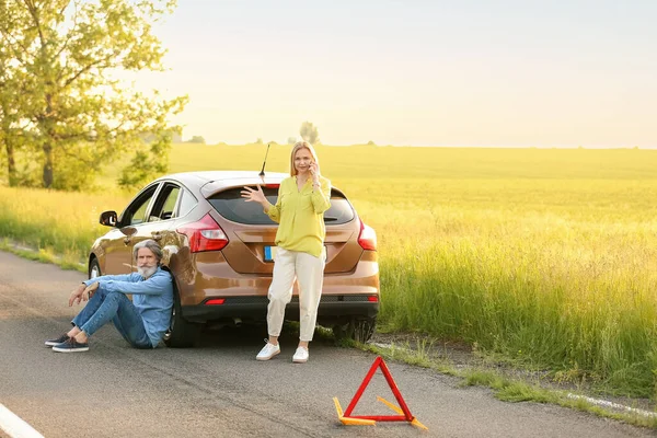 Stressed Mature Couple Calling Help Damaged Car Outdoors — Stock Photo, Image