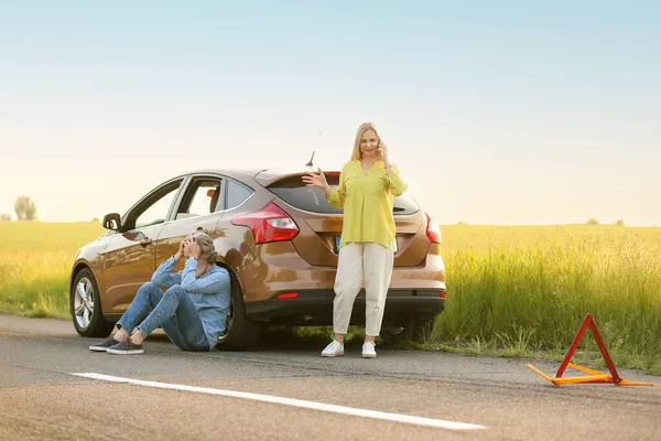 Stressed Mature Couple Calling Help Damaged Car Outdoors — Stock Photo, Image