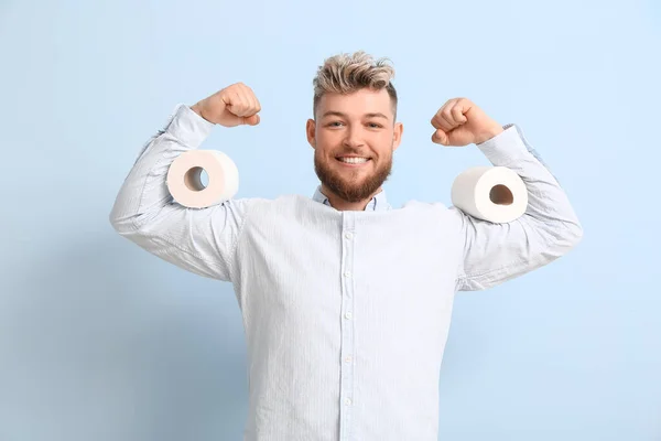 Hombre Joven Musculoso Con Papel Higiénico Sobre Fondo Color —  Fotos de Stock