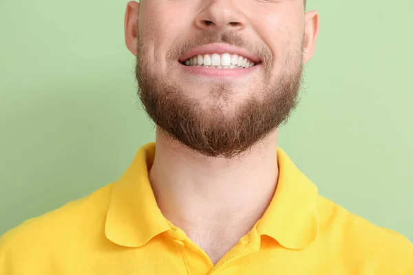 Νεαρός Άνδρας Υγιή Ούλα Στο Φόντο Χρώμα Closeup — Φωτογραφία Αρχείου
