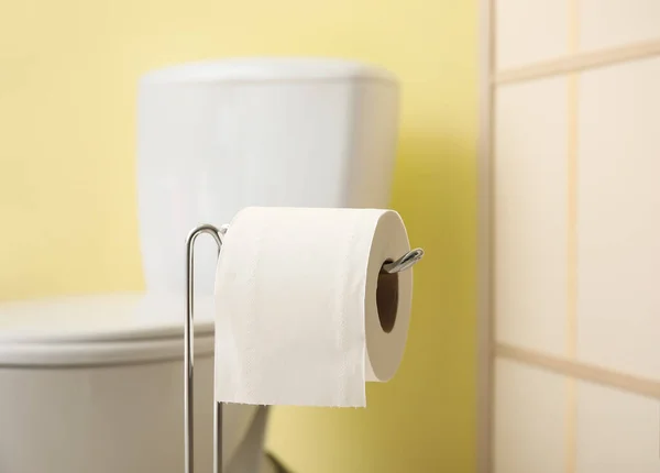 Houder Met Zacht Toiletpapier Rol Badkamer — Stockfoto