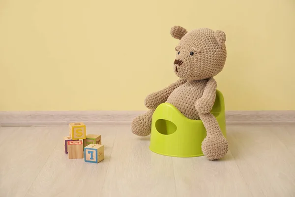 Cute Toy Bear Sitting Potty Wooden Cubes Letters Color Wall — Stock Photo, Image