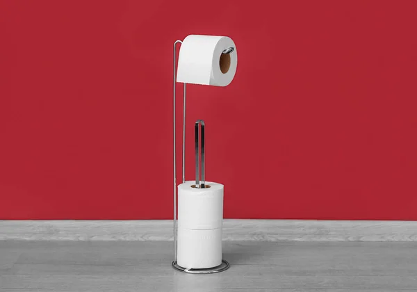 Holder Dengan Gulungan Tisu Toilet Dekat Dinding Warna — Stok Foto