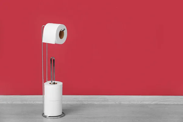 Holder Dengan Gulungan Tisu Toilet Dekat Dinding Warna — Stok Foto