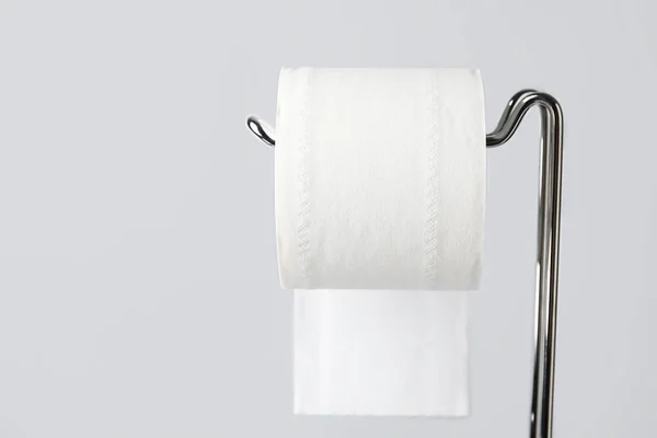 Modern Hållare Med Toalettpapper Rulle Ljus Bakgrund Närbild — Stockfoto