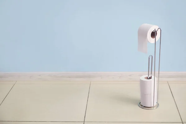 Holder Dengan Gulungan Kertas Toilet Dekat Dinding Cahaya — Stok Foto