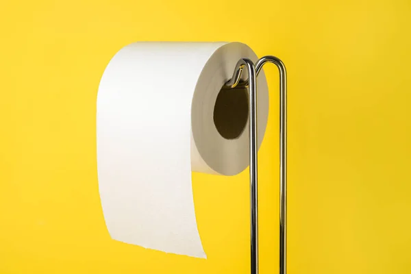 Soporte Con Rollo Papel Higiénico Sobre Fondo Amarillo Primer Plano —  Fotos de Stock