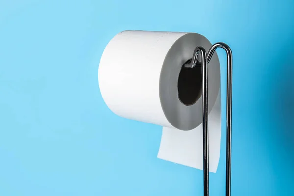 Modern Hållare Med Toalettpapper Rulle Blå Bakgrund Närbild — Stockfoto