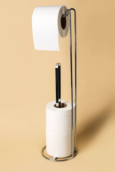 Holder Dengan Gulungan Kertas Toilet Pada Latar Beige — Stok Foto