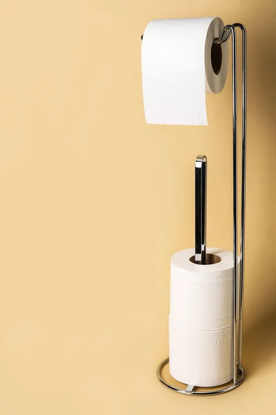 Holder Dengan Gulungan Kertas Toilet Pada Latar Beige — Stok Foto