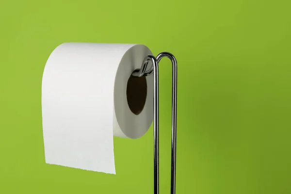 Soporte Con Rollo Papel Higiénico Sobre Fondo Verde Primer Plano —  Fotos de Stock