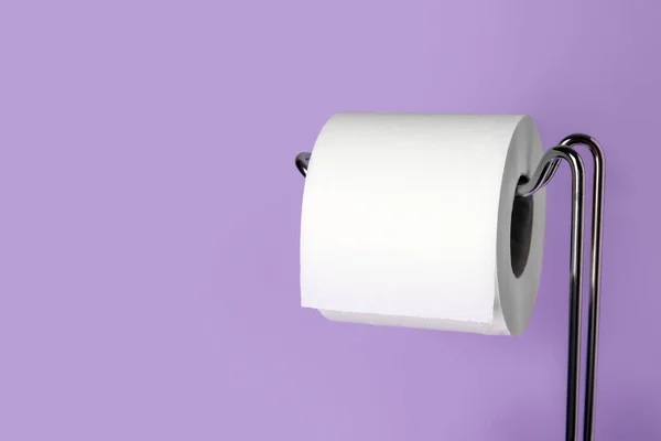 Uchwyt Rolką Papieru Toaletowego Fioletowym Tle Zbliżenie — Zdjęcie stockowe