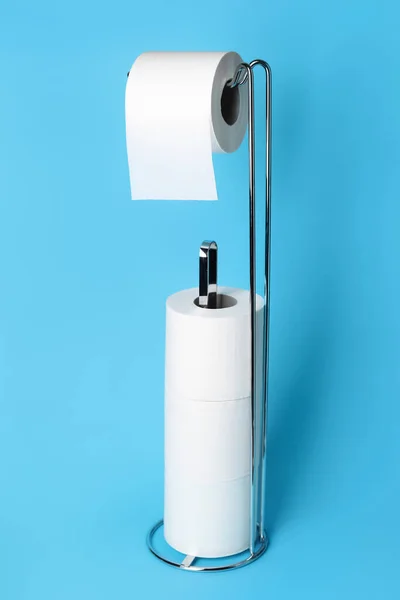 Pemegang Modern Dengan Gulungan Tisu Toilet Pada Latar Belakang Biru — Stok Foto