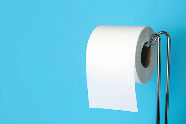 Moderne Holder Med Toiletpapir Roll Blå Baggrund Closeup - Stock-foto