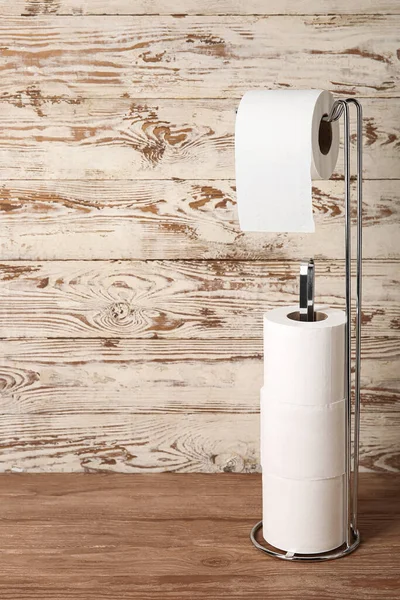 Uchwyt Rolkami Papieru Toaletowego Drewnianym Tle — Zdjęcie stockowe
