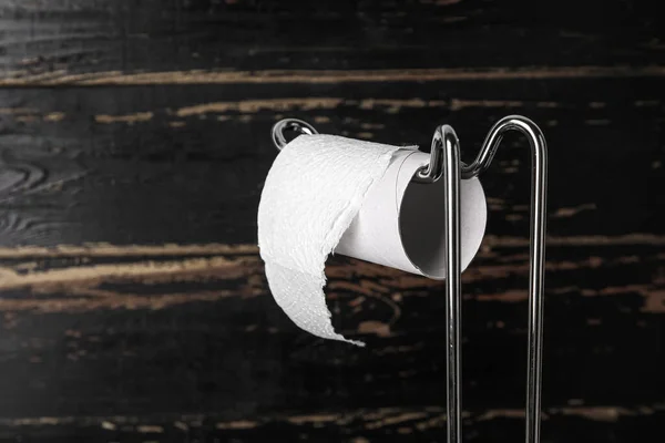 Holder Dengan Tabung Kardus Untuk Tisu Toilet Pada Latar Belakang — Stok Foto