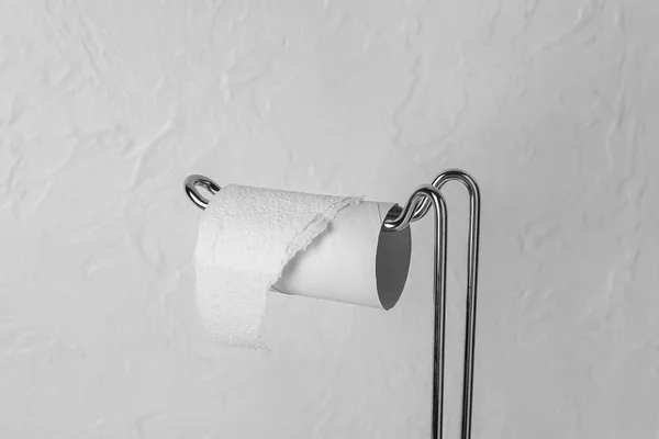 Houder Met Toiletpapier Kartonnen Buis Lichte Ondergrond Close — Stockfoto