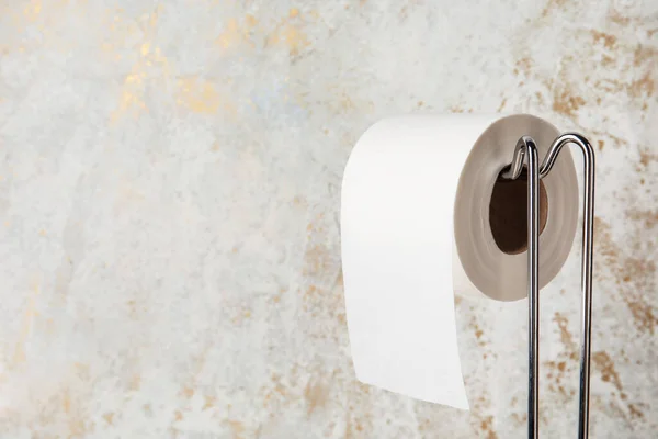 Modern Hållare Med Mjuk Toalettpapper Rulle Färg Bakgrund Närbild — Stockfoto